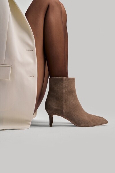 Topuklu Deri Bot mu Düz Deri Bot mu? Hangisi Sana Uygun?